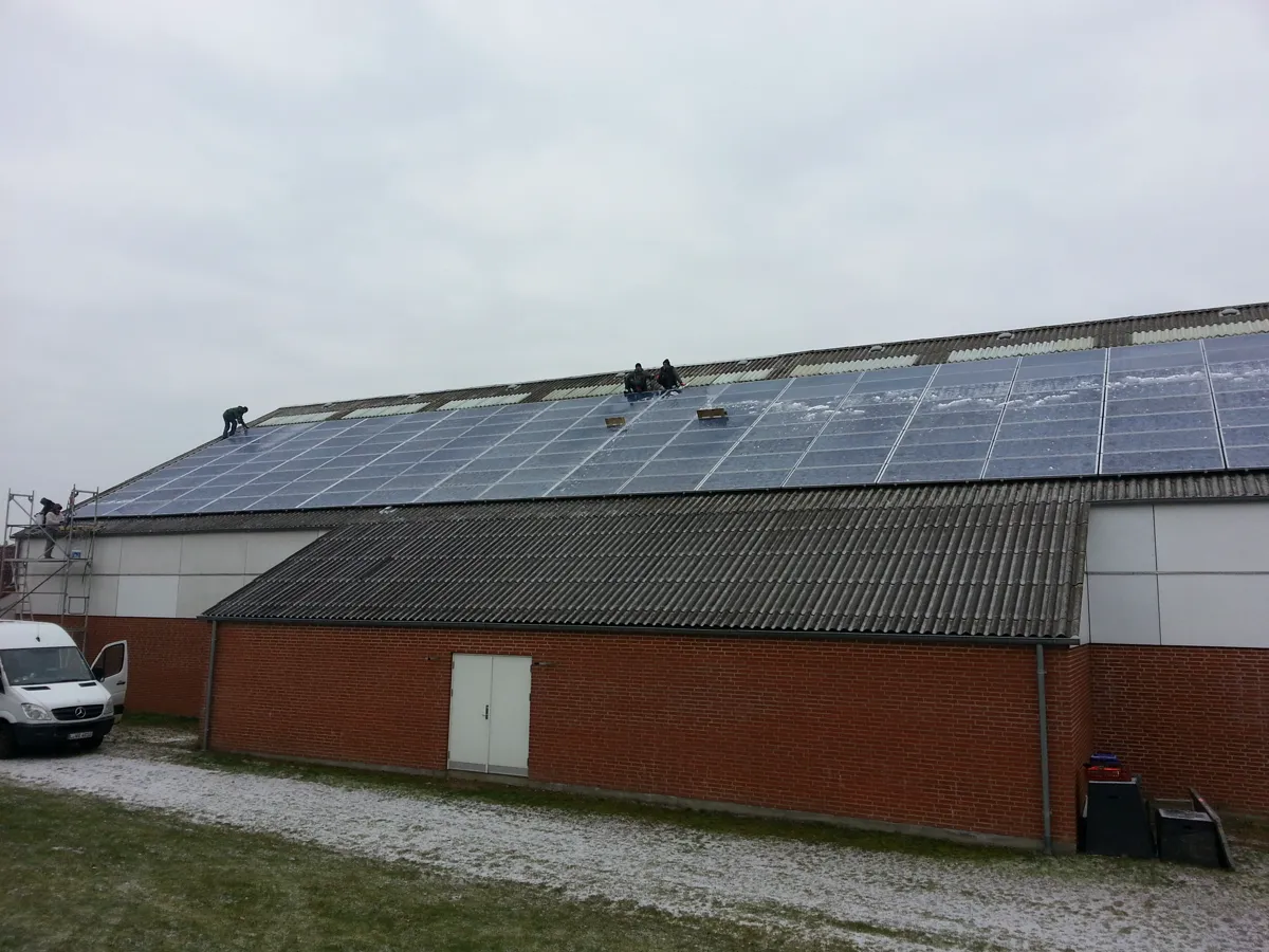 PV-Montage bei Winterbedingungen